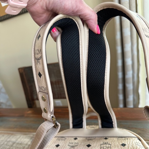 💥🛍💥MCM Beautiful monogram nappa leather backpack- Gorgeous!!💥🛍💥 - Picture 9 of 16